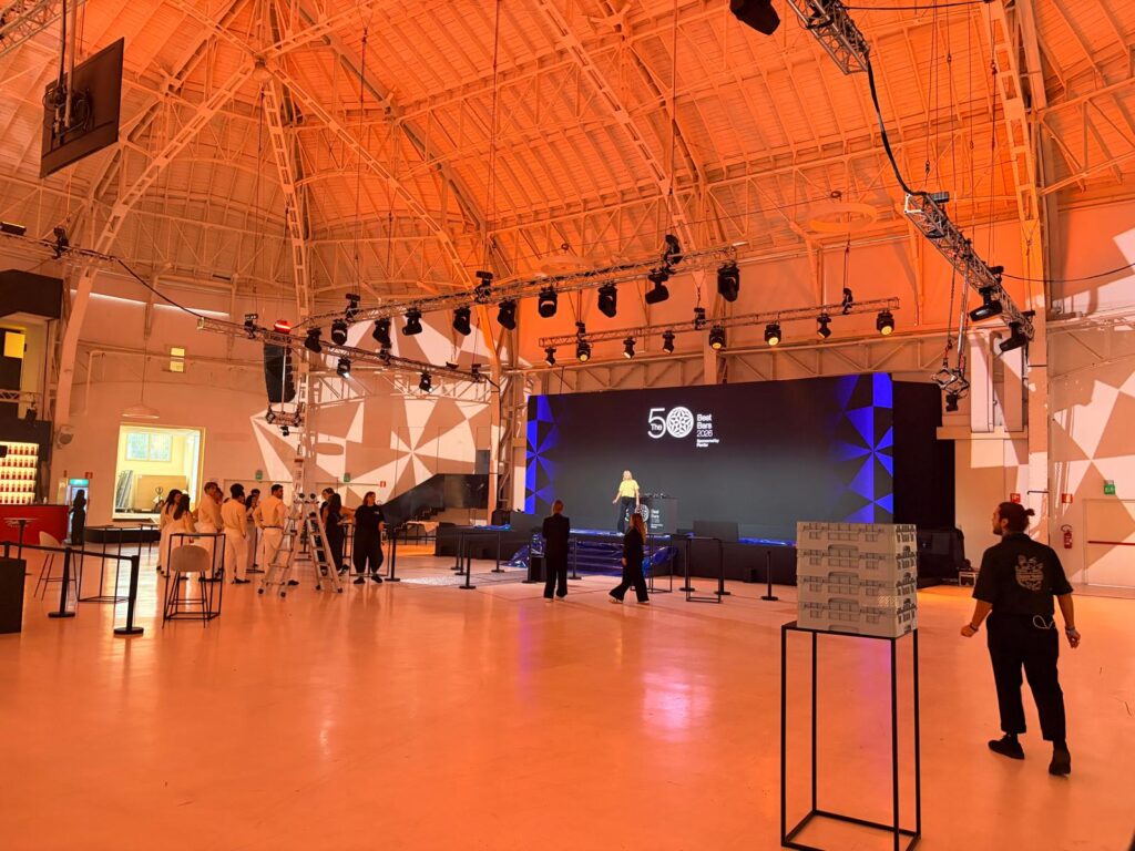 Podium en zaal in Palazzo del Ghiaccio