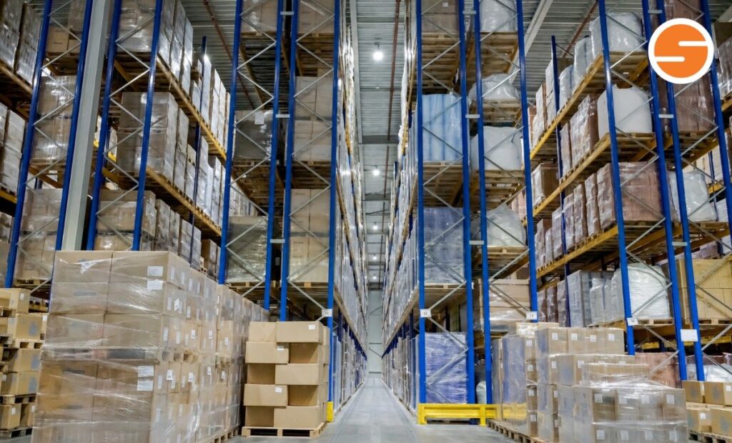 Smalle gangen tussen hoge palletstellingen in het hoogbouwmagazijn van Loods 6 in Eerbeek