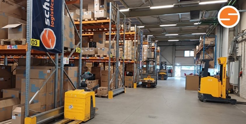 Stellingen, reachtrucks en een Schotpoort-banner in het magazijn in Best