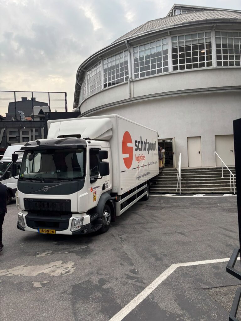 Motorwagen van Schotpoort bij Palazzo del Ghiaccio in Milaan