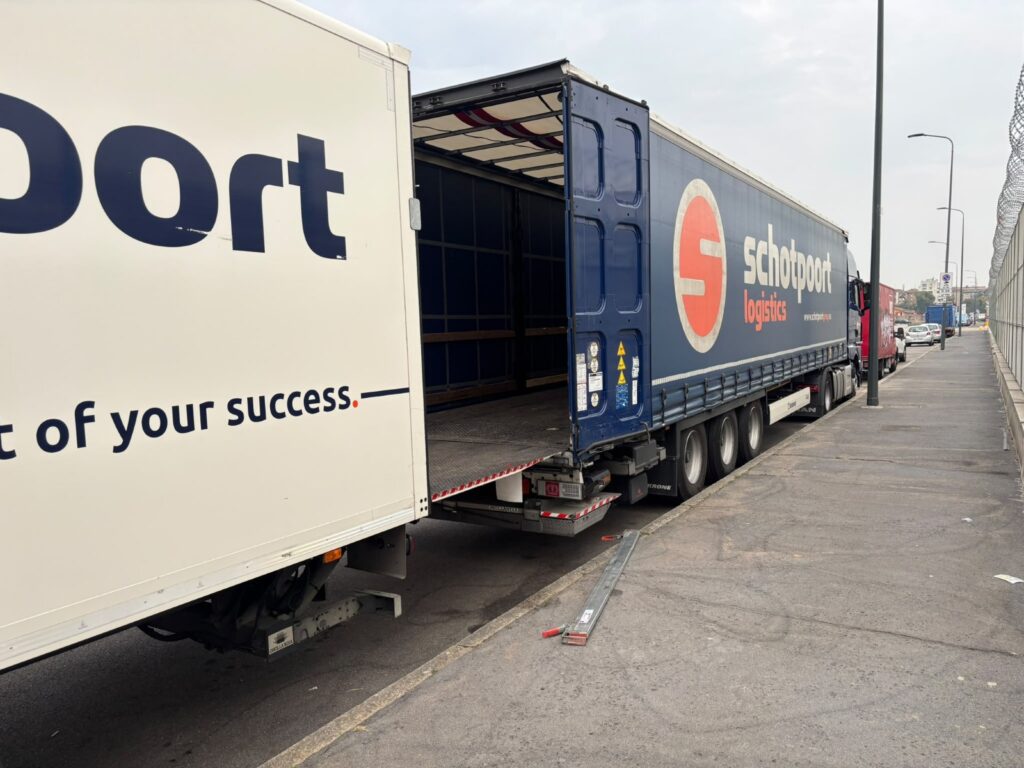Trailer en motorwagen van Schotpoort bij het overladen in Milaan