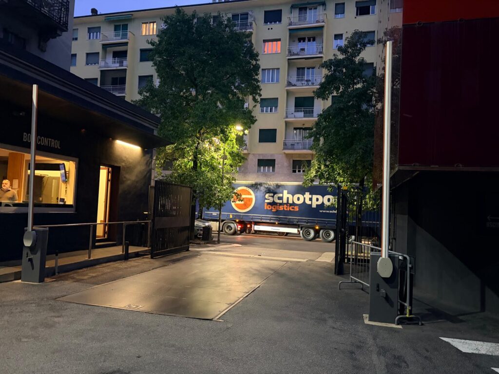 Schotpoort-trailer bij de toegang van de locatie in Milaan