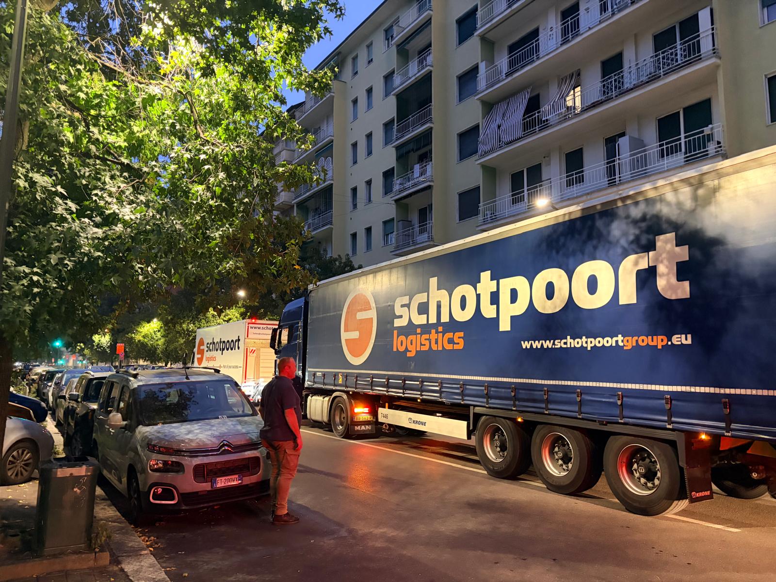 Schotpoort-trailer in een straat in Milaan