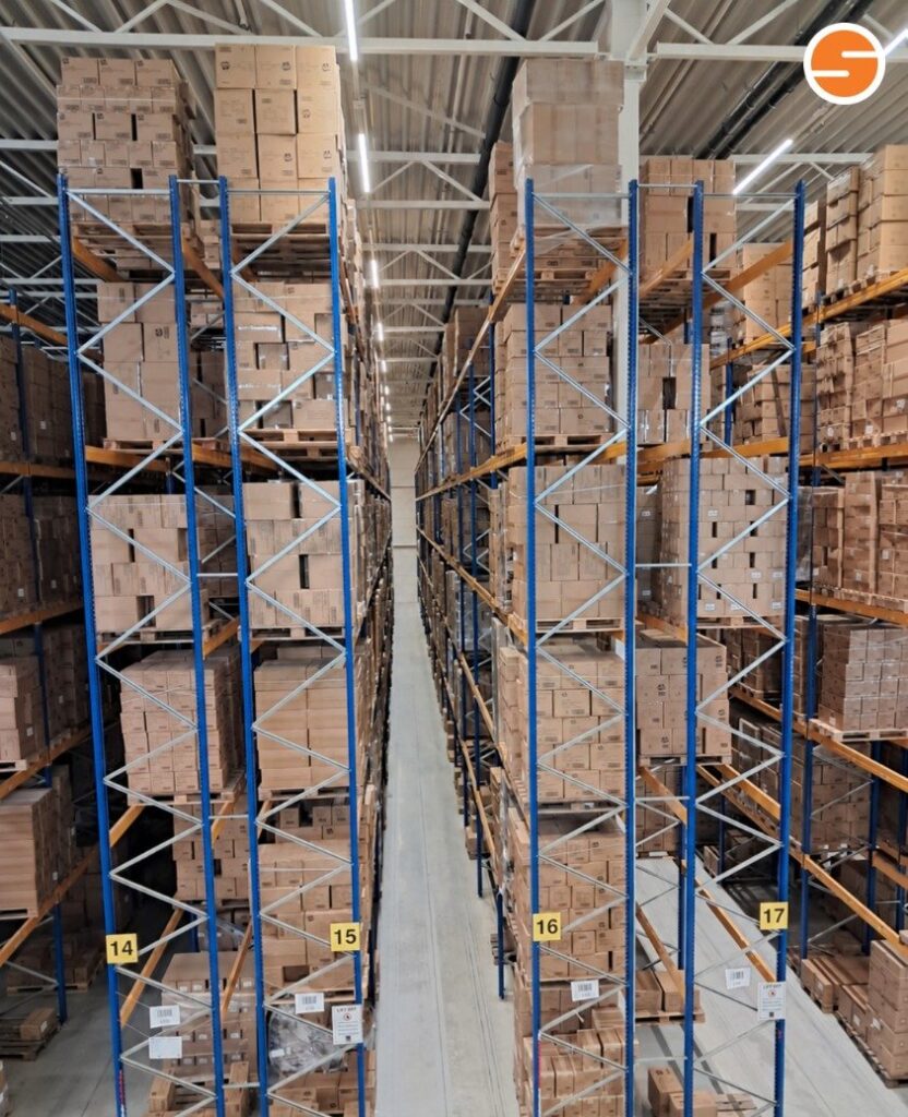 Hoge palletstellingen met dozen in het warehouse van Schotpoort in Almelo