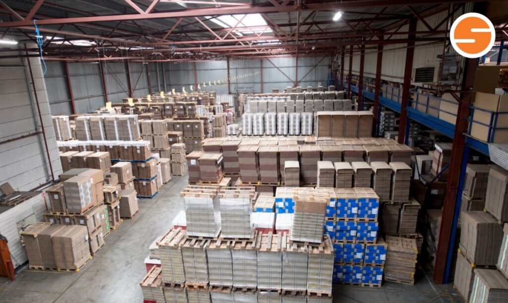 Gestapelde pallets met kartonnen verpakkingen in het warehouse aan de Kollergang in Eerbeek